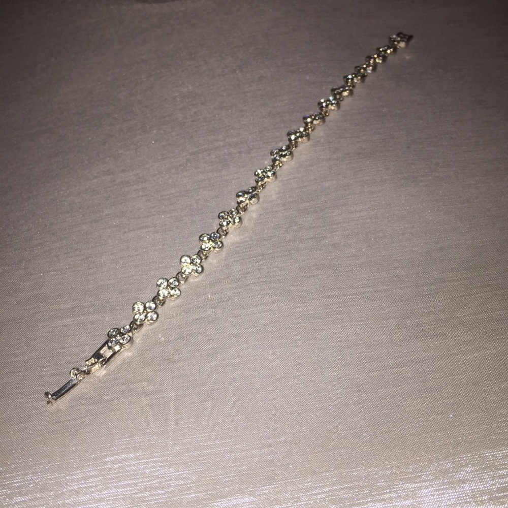 🌼SILVER AND RHINESTONE FLORAL BRACELET🌼